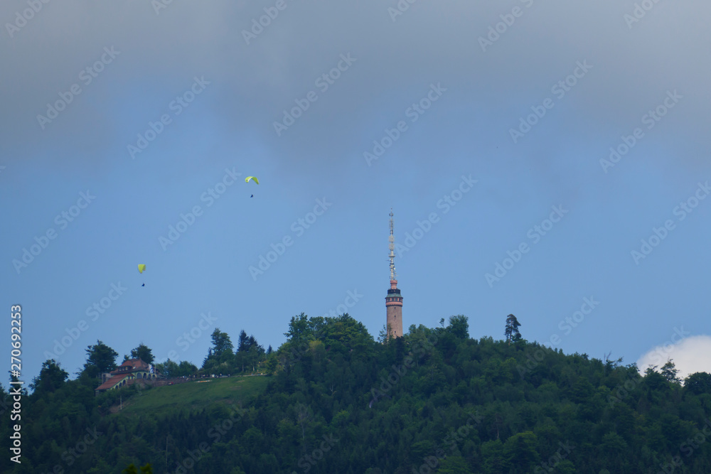 Obraz premium Gleitschirmfliegen am Hausberg Merkur in der Kurstadt Baden-Baden