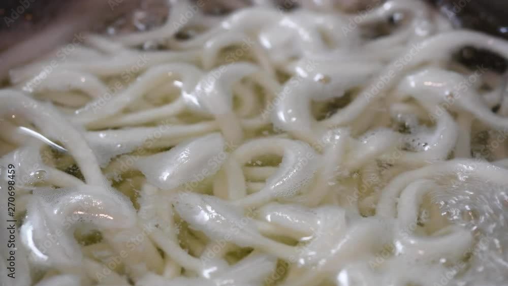 うどんを茹でる うどんを茹でる