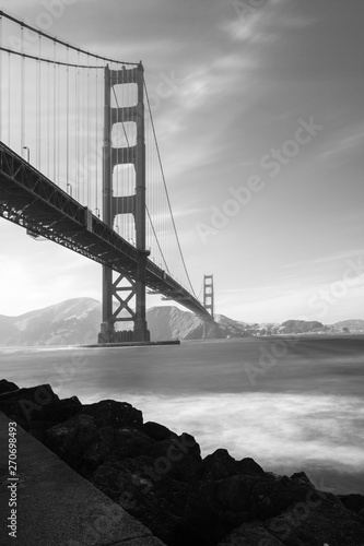 Ponte golden gate em longa exposição preto e branco