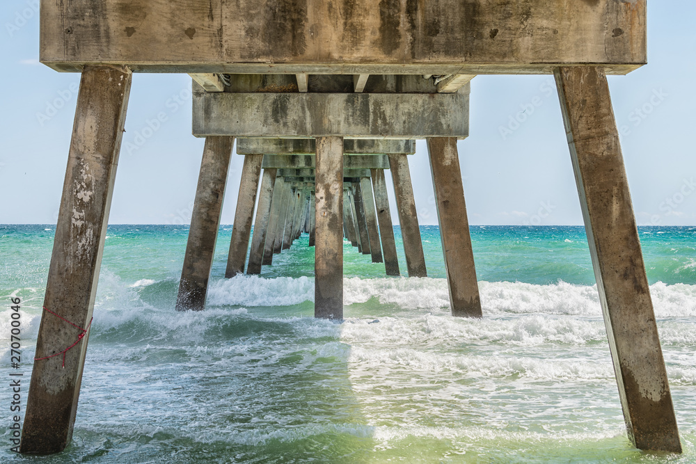 Φωτογραφία Under underneath Okaloosa fishing pier in Fort Walton Beach, Florida with pillar