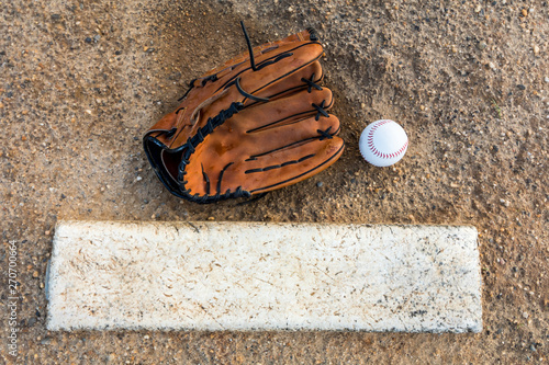 Obraz na plátně Baseball and glove on pitchers mound flat lay