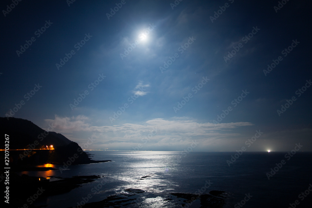 満月が照らす海辺とムーンライトリバー