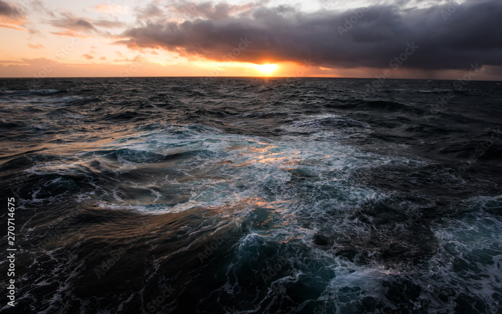 Obraz premium Sunset on Open Sea