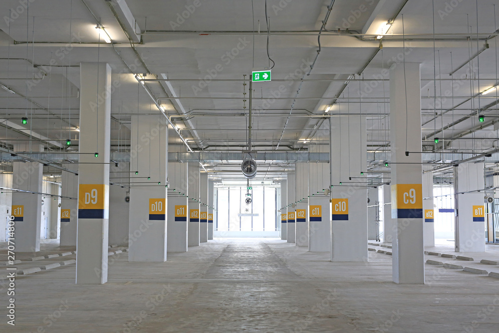 Obraz premium Empty car parking inside department store.