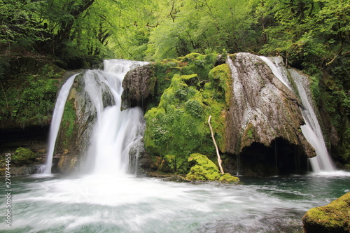 Cascades à la source de la Loue  en Bourgogne Franche comté dans le Doubs (France)