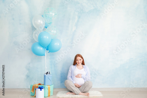 Beautiful pregnant woman wi...