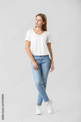 Beautiful young woman in je...