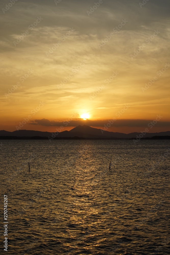 Naklejka premium 霞ヶ浦と筑波山と夕日