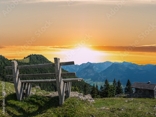 Auszeit auf einer Bank in den Alpen bei Sonnenuntergang