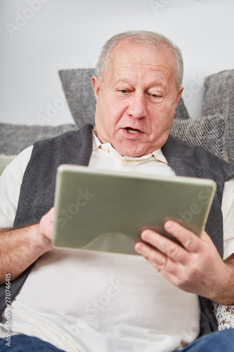 Senior staunt über seinen Tablet PC