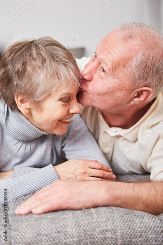 Romantischer Senior küsst seine Ehefrau