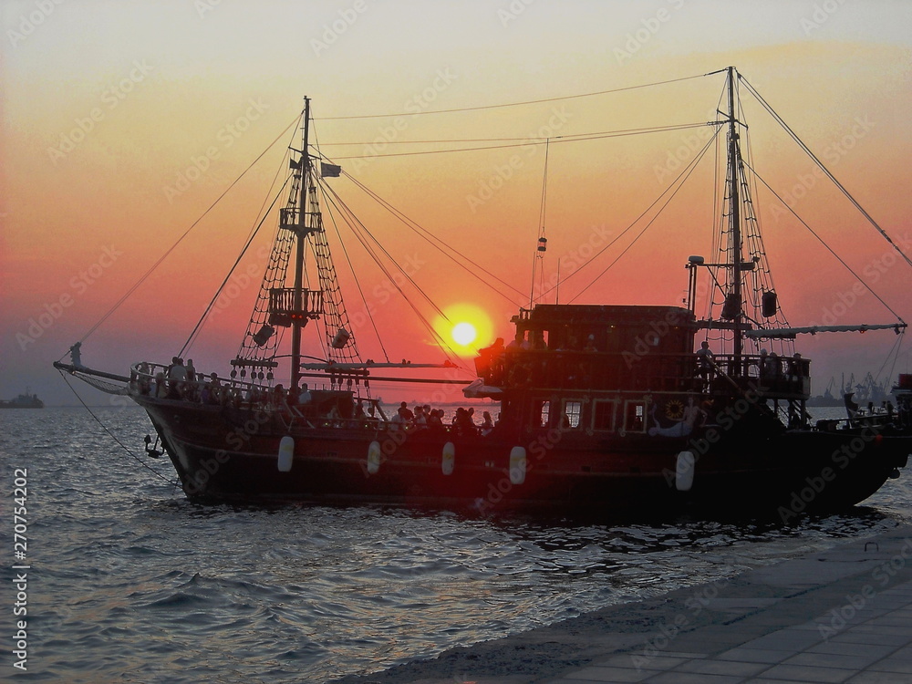Fototapeta premium ship in sunset