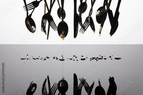 Couvert inox suspendu et miel ruissèlement, en studio