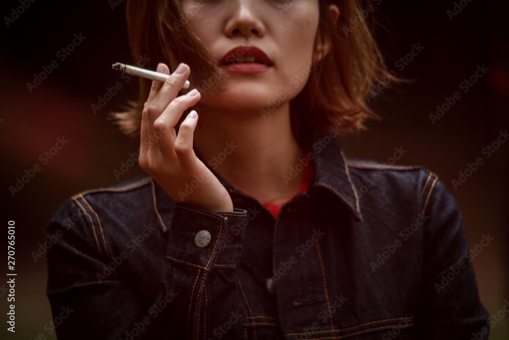 Fototapeta premium 喫煙する女性