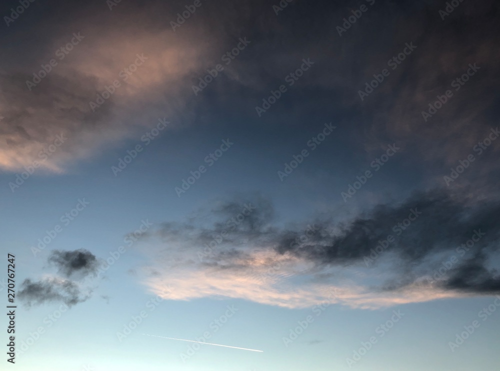 Obraz premium Cloudy sky at dusk