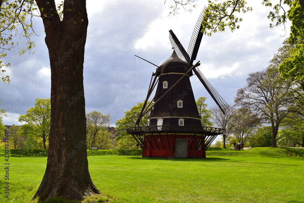 Obraz premium A classical dutch windmill near Amsterdam - Holland