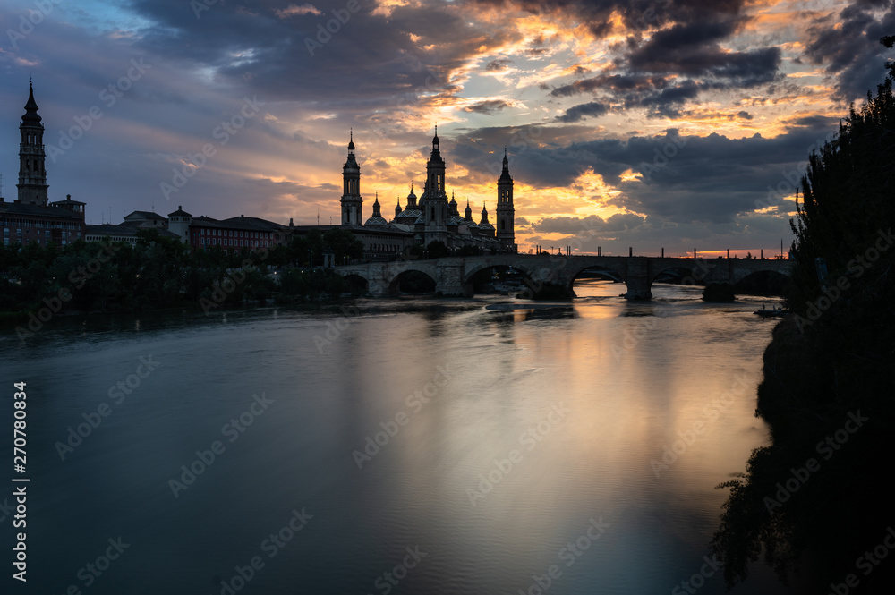 Basilica del Pilar al atardecer en Zaragoza, España Basilica del Pilar al atardecer en Zaragoza, España