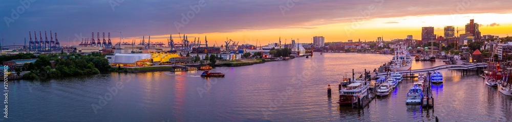 Panoramablick auf die Landungsbrücken Hamburg