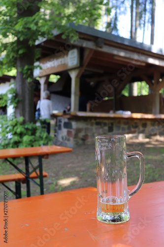 Biergarten mit leerem Glas