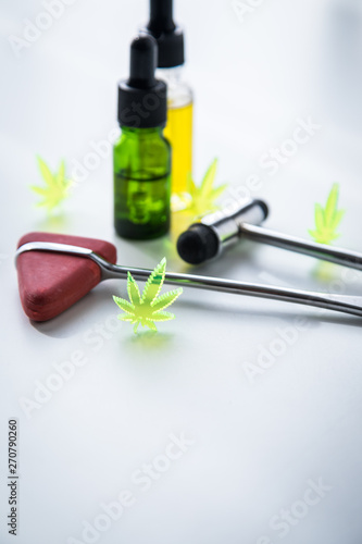 Cannabis Marihuana Hanf CBD Öl bei Schmerzen, Spastiken, Parkinson, Multiple Sklerose als Therapie Medizin bei Neurologe mit Reflexhammer photo