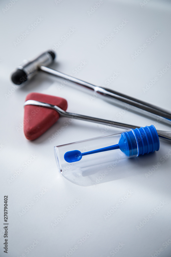 Neurologie Multiple Sklerose Untersuchung oder Forschung mit Stuhlprobe Probenröhrchen und Reflexhammer Neurologie Multiple Sklerose Untersuchung oder Forschung mit Stuhlprobe Probenröhrchen und Reflexhammer