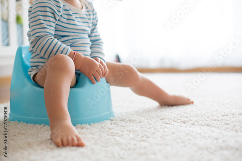 Cuadro en lienzo Cute toddler boy, potty training, playing with his teddy bear