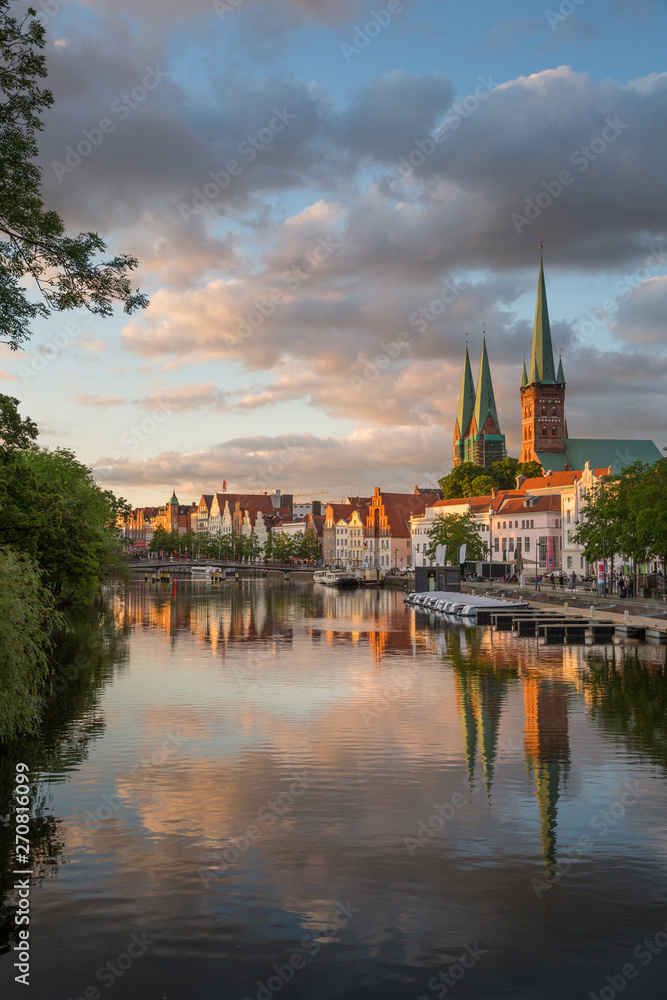 Lübecks Kirchen spiegeln sich 
