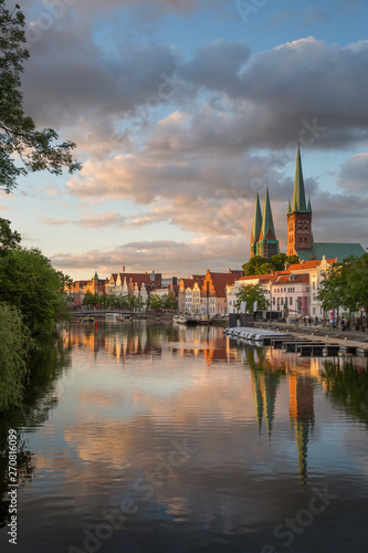 Lübecks Kirchen spiegeln sich 