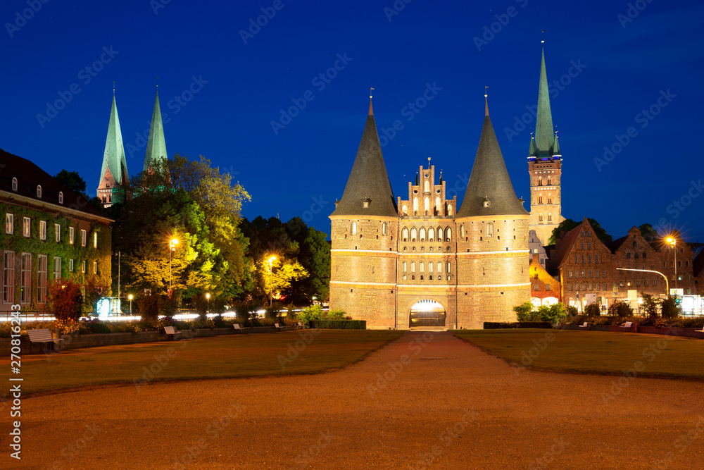 Stadttor von Lübeck im Abendlicht