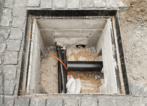 Ein kleiner Kabelschacht aus Beton aus der Vogelperspektive