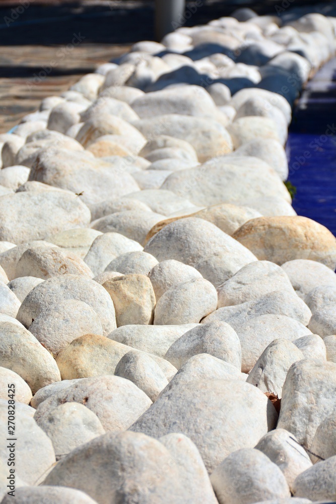 Foto Stock Camino de piedras blancas redondeadas | Adobe Stock