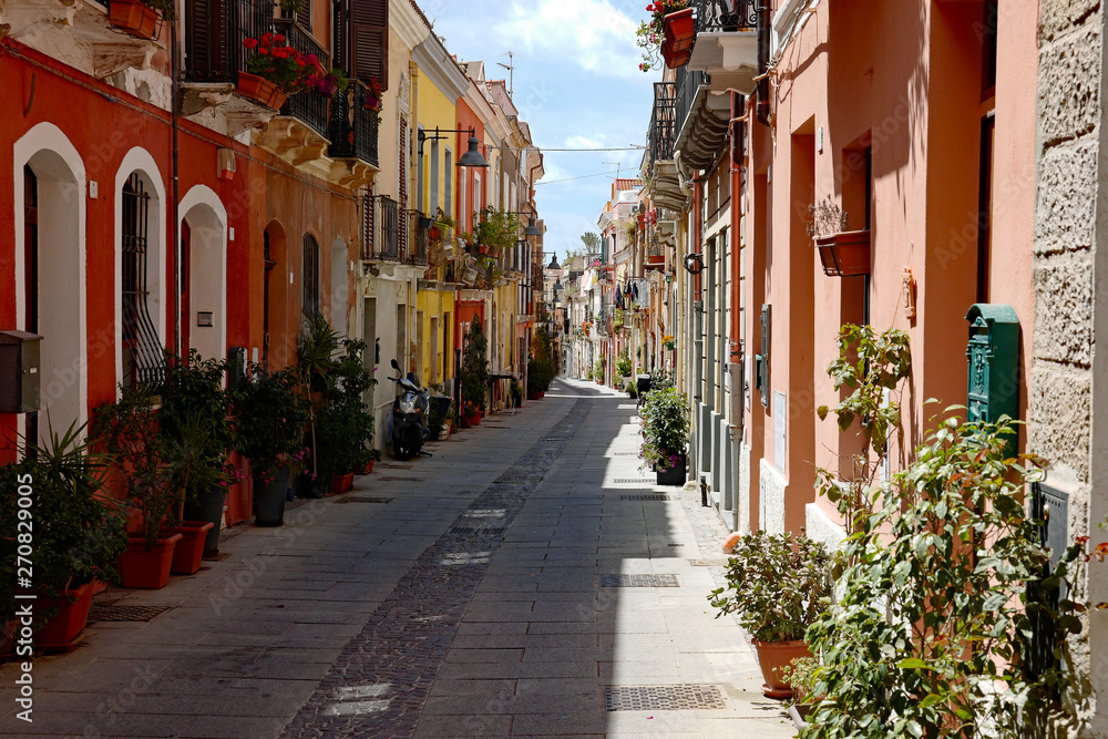 Sardinien, Cagliari, Gasse mit bunten Häusern