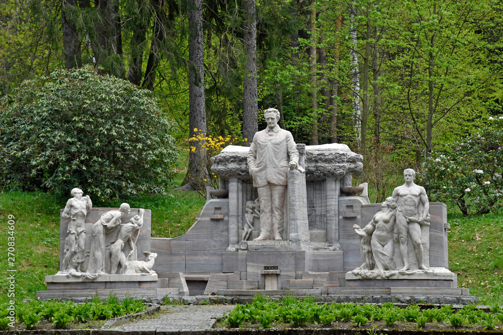 vinzenz-priessnitz-denkmal im stadtpark von jesenik