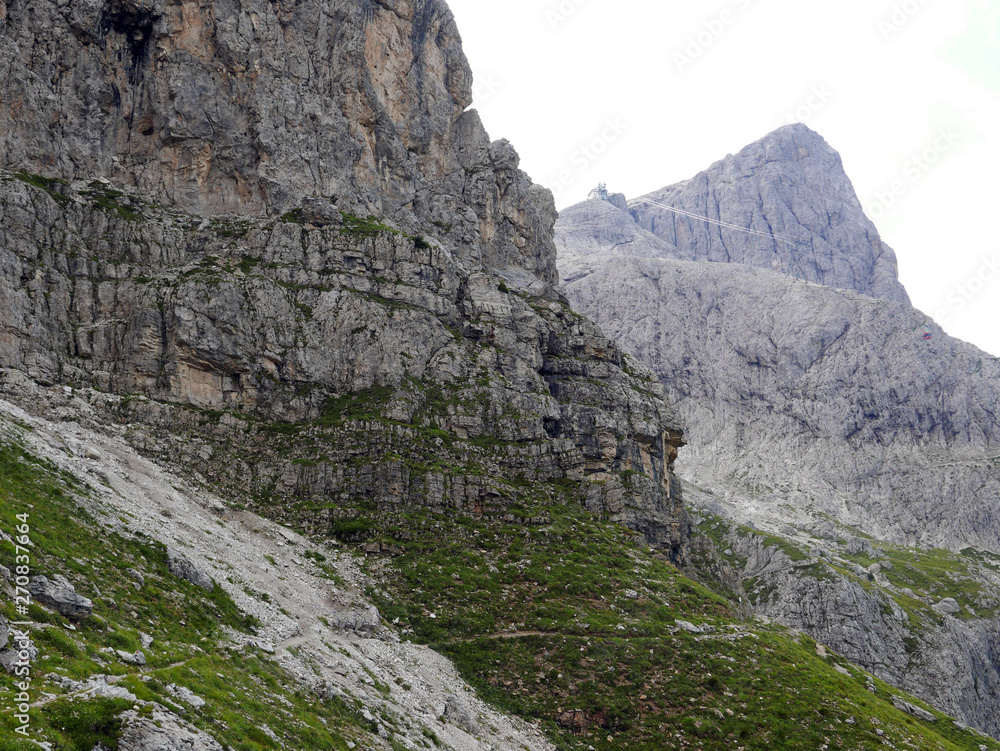 panorama verde e roccioso nelle dolomiti in italia panorama verde e roccioso nelle dolomiti in italia