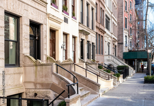 Canvas Print Empty sidewalk in front of old brownstone buildings in the Upper East Side neigh