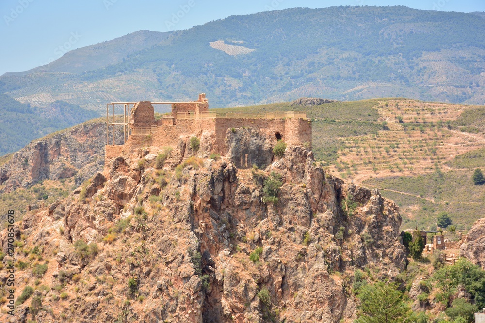 Vista del castillo de Lanjaron en la Alpujarra de Granada, España
