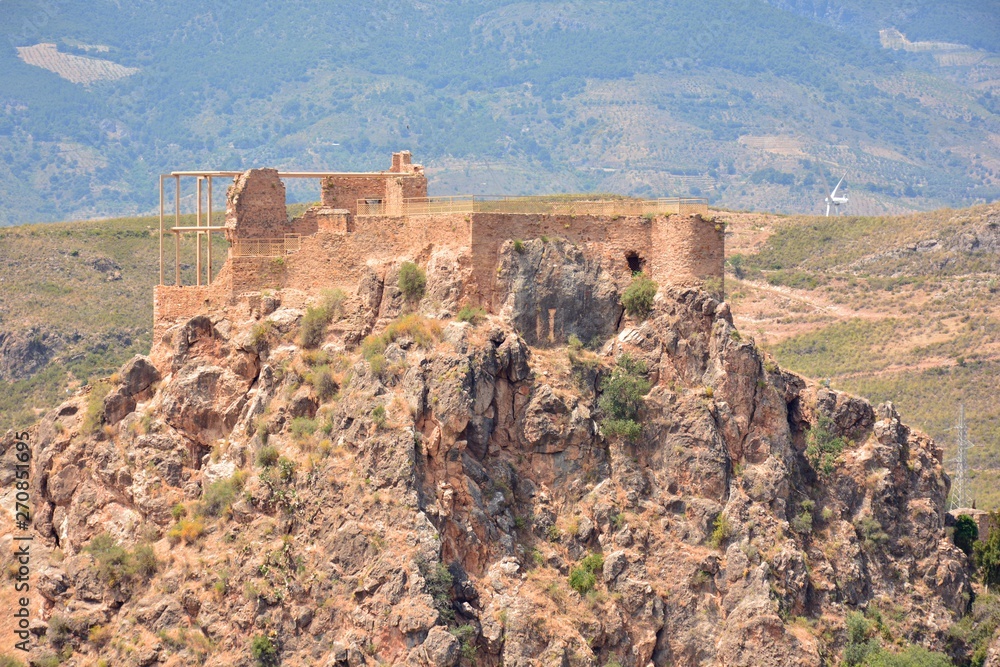 Vista del castillo de Lanjaron en la Alpujarra de Granada, España