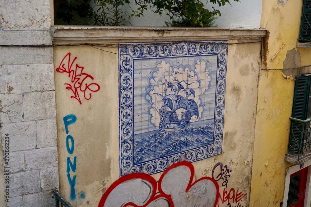 Fliesenkunst im öffentlichen Raum von Lissabon Fliesenkunst im öffentlichen Raum von Lissabon