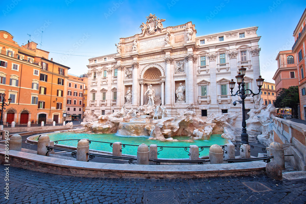 Fototapeta premium Majestatyczna fontanna di Trevi w Rzymie z widokiem na ulicę