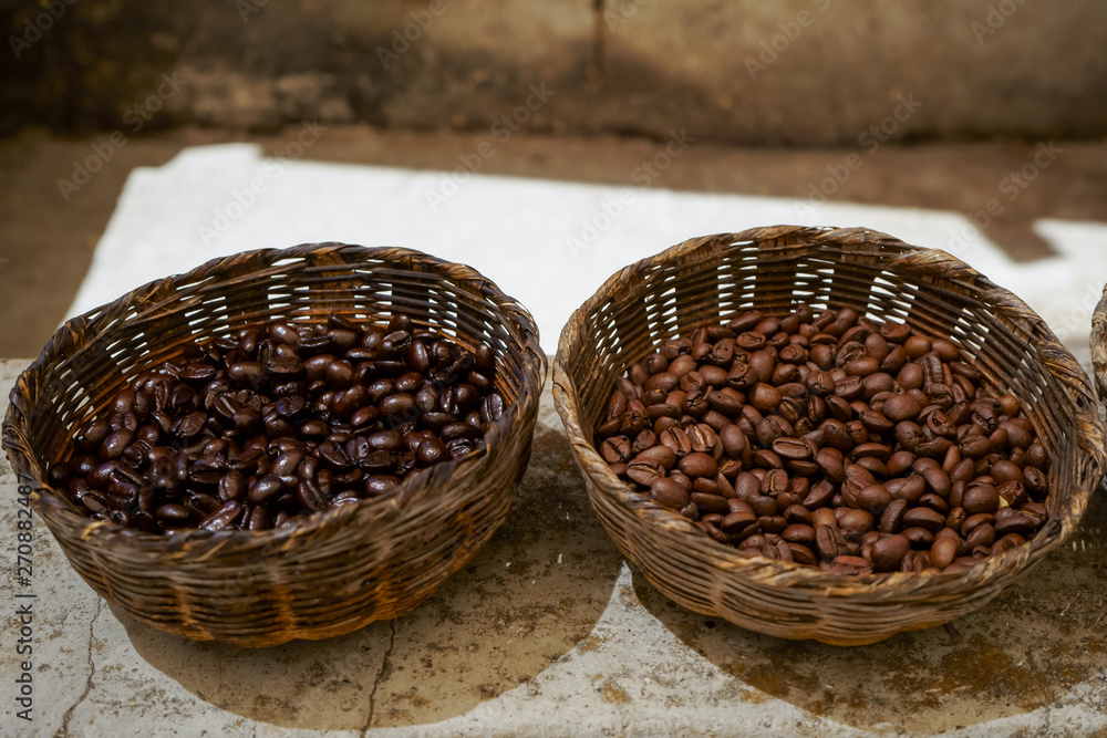 Dos tipos de café recién secados, ventilados y madurados. Dos tipos de café recién secados, ventilados y madurados.