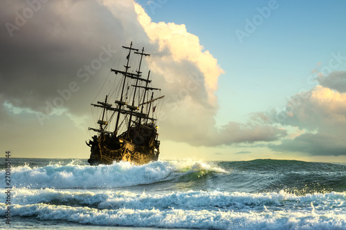 Fotografia Old ship silhouette in sunset scenery