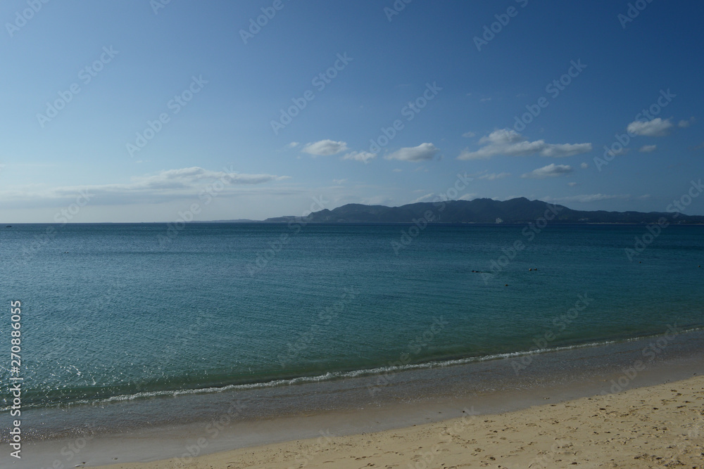 エメラルドグリーンの海と青空と島