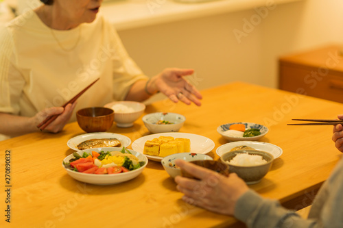 シニア夫婦　夕食 © japolia
