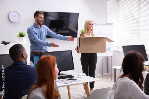 Fotografia Manager Welcoming New Employee Introducing Her To Colleagues