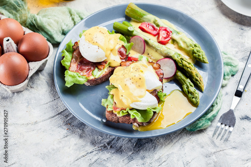 Sandwiches with bacon, poached egg and asparagus