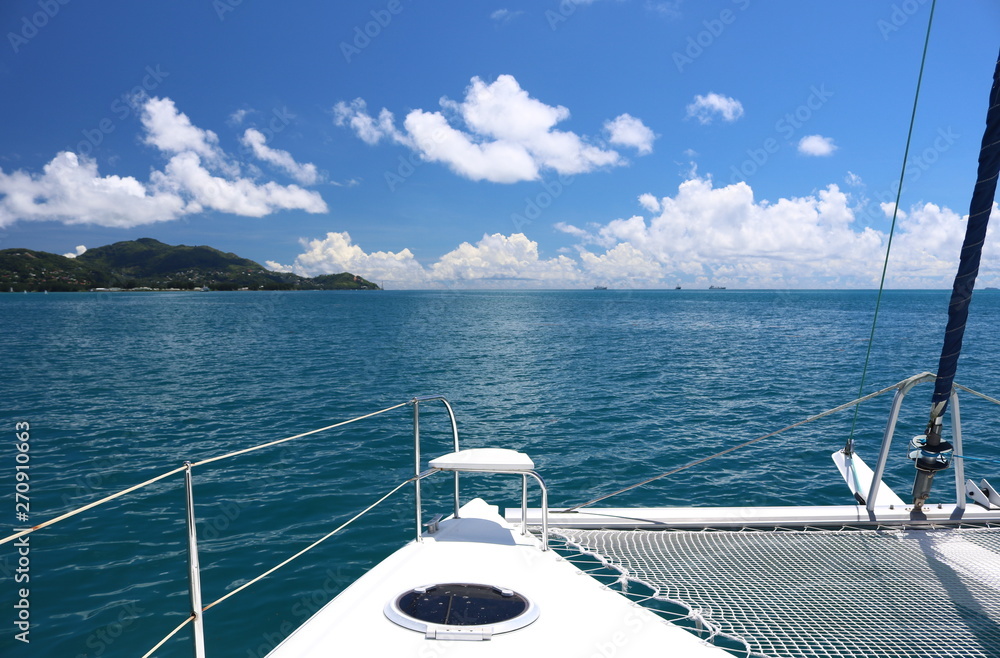 Fototapeta premium vue d'un catamaran de l'Océan Indien (Seychelles)