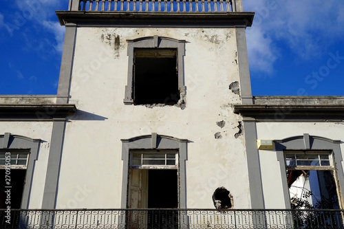 Verlassenes Haus in Funchal im Sonnenlicht
