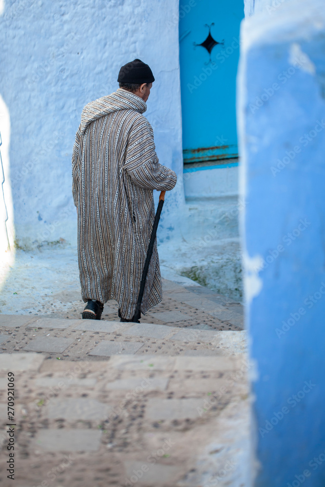 Hombre con chilaba en Chauen, Marruecos Stock Photo