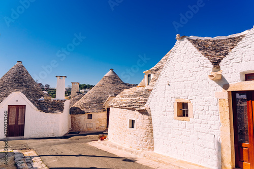 Narrow streets between the trulli of Alberobello, in southern Italy, ideal for family trips.