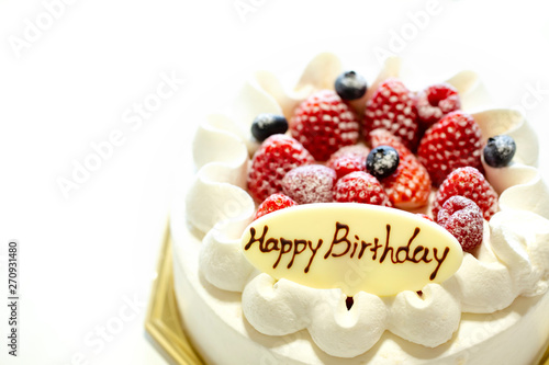 誕生日のショートケーキホールと白バック